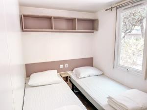 Campings 3 bedroom Chalets Camping Lei Suves - JoyCasa : photos des chambres