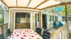 Campings 3 bedroom Chalets Camping Lei Suves - JoyCasa : photos des chambres