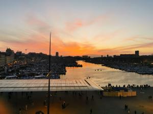 Face au Vieux Port Vue 180 de Notre Dame au Panier