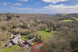 Beautiful Cornish barn in the stunning Lamorna valley with large garden