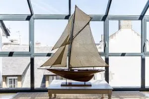 Grande maison en plein coeur du bourg au calme avec jardin clos, commerces port et plage à pied - Crach