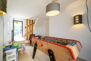 Grande maison en plein coeur du bourg au calme avec jardin clos, commerces port et plage à pied