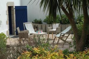 Grande maison en plein coeur du bourg au calme avec jardin clos, commerces port et plage à pied