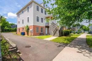 Gorgeous Waterfront 3 Bedroom, 1.5 Bathroom Unit. - 布兰福德