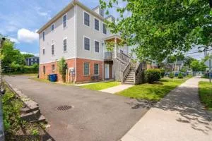 Gorgeous Waterfront 2:1 - 2 houses in 1 building. - 布兰福德