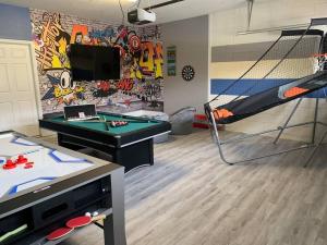 DISNEY VILLA Game rm, free heated Pool, Spa, Lazy rvr, BBQ, themed bedrooms