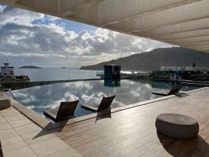 Apartamento fantástico, piscina vista mar