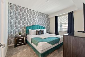 Decadent Penguin - Storey Lake by Shine Villas 704 apts