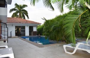 Incluye auxiliar doméstica PISCINA PRIVADA