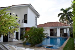 Incluye auxiliar doméstica PISCINA PRIVADA