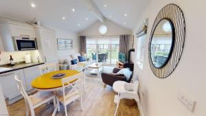 Bay Breeze - Part of the The Bay Filey Holiday Village with pool, gym and direct beach access, pub, restaurant, tennis and meadows walks