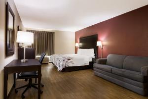 Superior King Room Non-Smoking room in Red Roof Inn South Bend - Mishawaka