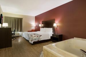 Suite King with Spa Bath Non-Smoking room in Red Roof Inn South Bend - Mishawaka