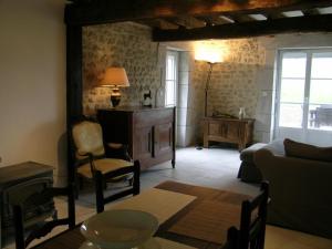 Maisons de vacances Gite Saint-Priest-d'Andelot, 3 pieces, 4 personnes - FR-1-489-407 : photos des chambres