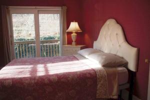 Private Lakeview Cottage and 2 Farmhouse Apartments near Rt 80 easy to NYC