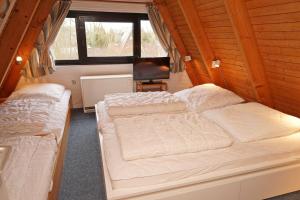 Two-Bedroom House room in Zeltdachhaus mit TV im Schlafzimme
