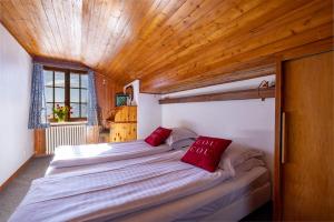 Chambre Alpine (shared Bathroom) room in Le Coucou Hotel & Restaurant-Bar