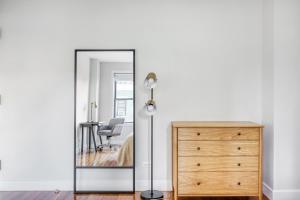 Midtown E 2BR w Doorman 2 blocks to river NYC-700
