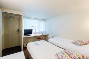 Hotels Campanile Rouen Sud - Zenith - Parc Expo : Chambre Nouvelle Génération avec 2 Lits Simples et 1 Lit Junior (Jusqu'à 1 An)