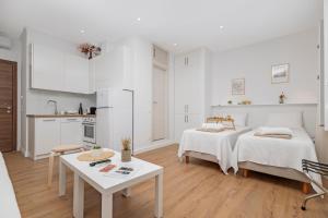 Adagio 1- Studio, Old Town