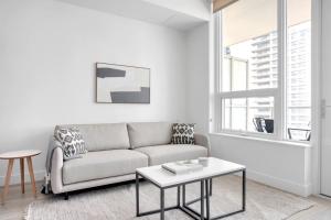 Downtown 1BR w Pool Jacuzzi Gym nr 110 LAX-836