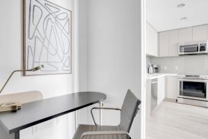 Downtown 1BR w Pool Jacuzzi Gym nr 110 LAX-836