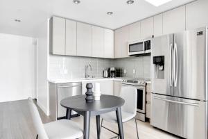 Downtown 1BR w Pool Jacuzzi Gym nr 110 LAX-836