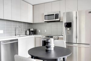 Downtown 1BR w Pool Jacuzzi Gym nr 110 LAX-836