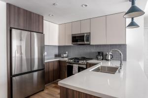 Hollywood 2br w pool gym nr Larchmont Village LAX-1035