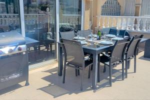 Spacious ground floor apartment overlooking the beautiful communal pool