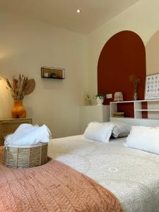 B&B / Chambres d'hotes La Cour d'Hortense : Chambre Double avec Baignoire Spa