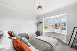 Grab a Deal Today! Massive Home For Contractors & Parking for 4