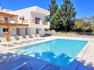 Chrysanthi Villa, Living in Nature