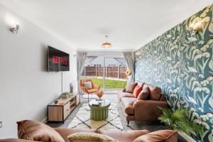 Grab a Deal Today! Massive Home For Contractors & Parking for 4