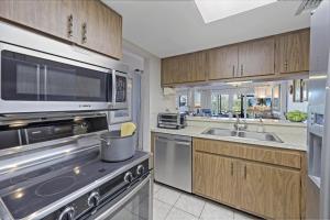 Peaceful condo with two poolssteps to beach and food