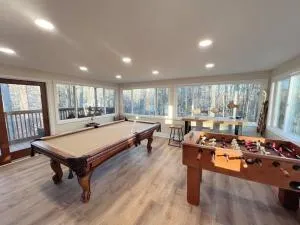 Pocono Woodland Hideaway with Hot Tub - Fells Corners