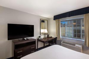 King Room - Non-Smoking room in Quality Inn & Suites Downtown