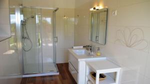 Spacious poolside villa with beautiful garden in Kringa