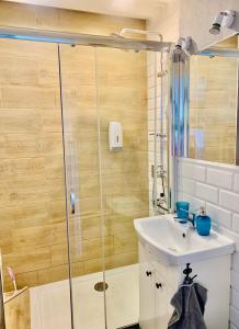 Bright 14th Flr Sunset City Park View by PolandBnB