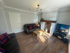 House Nr Bailgate Area and Cathedral Off road Parking and Garden