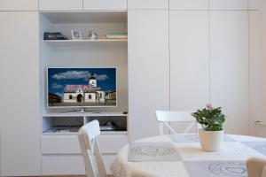 Vedrana-near centre and free garage, electricity for electric cars