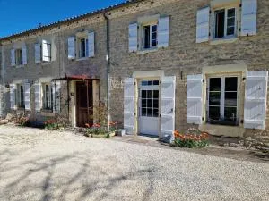 ESCALE AU CLOS SAINT MARTIN DE JUILLERS Gîtes et Chambres d'hôtes - La Brousse