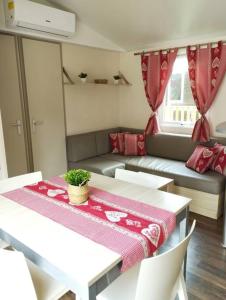 Campings Mobil-home tout confort climatise 6 personnes proche Europa Park, route des vins, Alsace : photos des chambres