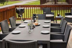 Skylark sleeps 8 private Hot Tub & Dogs welcome Nr Padstow, Resort Pool Bar & Watersports
