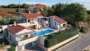 A stunning villa with a swimming pool in Lindar near Pazin 