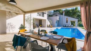 A stunning villa with a swimming pool in Lindar near Pazin 
