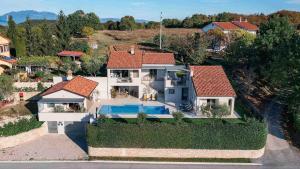 A stunning villa with a swimming pool in Lindar near Pazin 