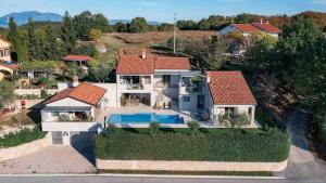 A stunning villa with a swimming pool in Lindar near Pazin