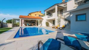 A stunning villa with a swimming pool in Lindar near Pazin