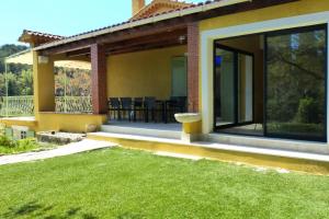 Maisons de vacances Bright house with garden and private pool : photos des chambres